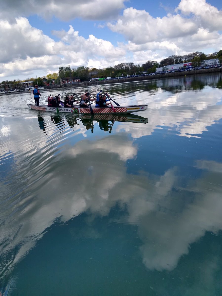 Lovely day to be out on the water ☀️ 🚣‍♀️ 🐉 #preston #sunshine #paddlesup #docks #lancashire #water #sport #teamwork #dragonboat