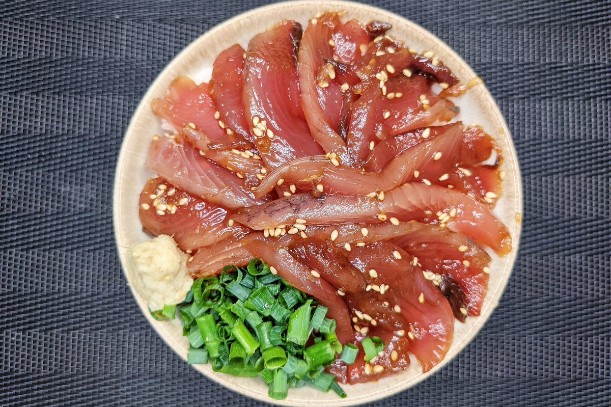 かつおのゴマガーリック漬け丼 かつお 醤油 みりん にんにく 白ごまを混ぜ分以上おく ごはんの上にのせてネギ 生姜をのせれば完成 白ごまにんにくダレに漬け込んだかつおは最高です みりんのアルコールが気になる方は600wで1分ほど温めて冷ましてください かつおのゴマガーリック漬け丼 かつお 醤油 みりん にんにく 白ごまを混ぜ分以上おく ごはんの上にのせてネギ 生姜をのせれば完成 白ごまにんにくダレに漬け込んだかつおは最高です みりんのアルコールが気になる方は600wで1分ほど温めて冷ましてください