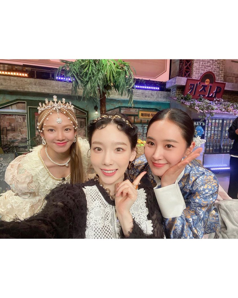kumdaleohwangie's tweet photo. @GirlsGeneration in #AmazingSaturday is the best episode to date.. #taeyeon wd her brilliant mind. #hyoyeon plus her funny lines and #yuri who defo missed dancing. They shine individually in this episode. 👍👍👍
#GirlsGeneration
#nolto #AmazingSaturdayXGG https://t.co/jPp1EaV1L7