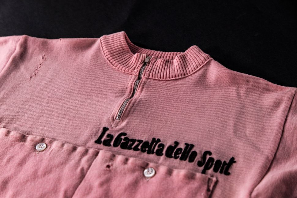 Cyclingnewsfeed's tweet photo. Giro d'Italia: 90 years of the Maglia Rosa

Have a look through our photo gallery for some iconic versions of the leader's jersey

https://t.co/YHoRfWZ3Li https://t.co/yBrugte4lT
