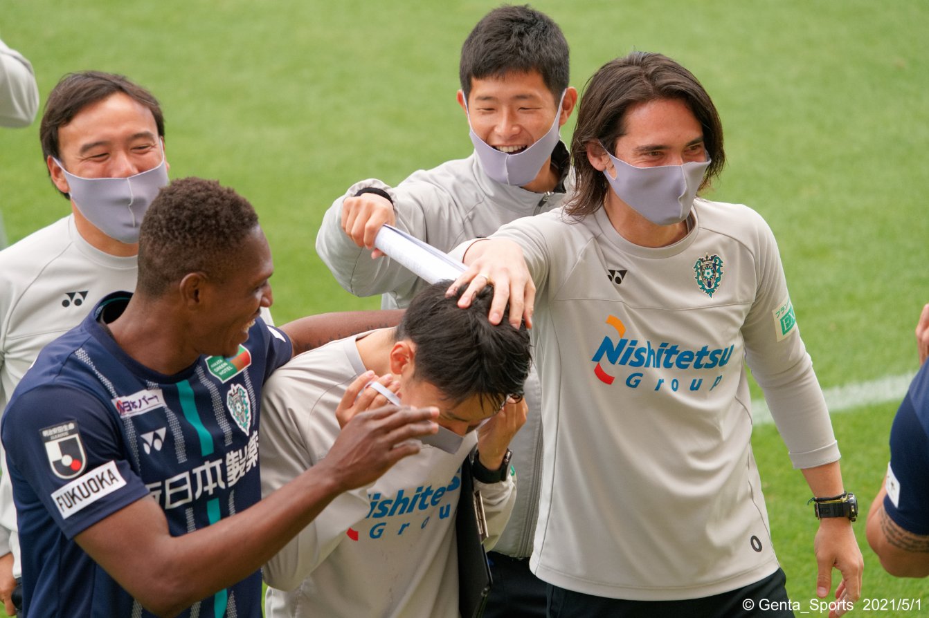 博多の森のジェン太郎 21 05 01 ホーム浦和レッズ戦 僕的に1番ほっこりしたシーン 手一本で嚙んじゃった山本通訳を囲むマリさんとスタッフの皆さん ジョンマリ アビスパ福岡 Avispa アビスパ福岡vs浦和レッズ T Co Syackuh6we Twitter
