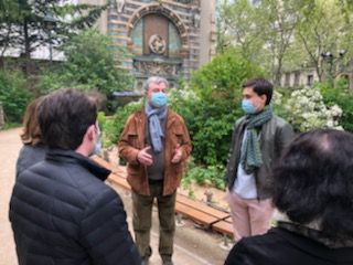 PourRDati's tweet photo. Boîtage ce matin de l'équipe LR dans les rues du 6e arrondissement.

La dynamique est là pour soutenir l'action de @vpecresse !
@jp_lecoq @JReps_75 https://t.co/1IPSf79cVn