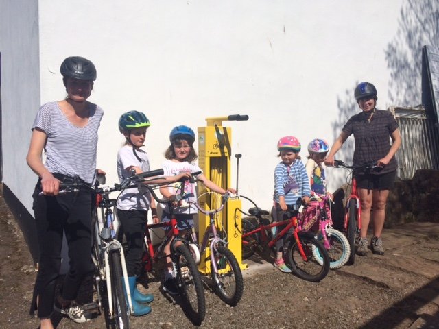 We recently had Craig Hardie from <a href="/CyclingScotland/">Cycling Scotland</a> provide free family friendly cycling sessions at Penpont School. 
It was a great opportunity for a photo with some of the participants, next to our newly installed bike maintenance stand funded by Cycling Friendly Communities. 🚴‍♂️