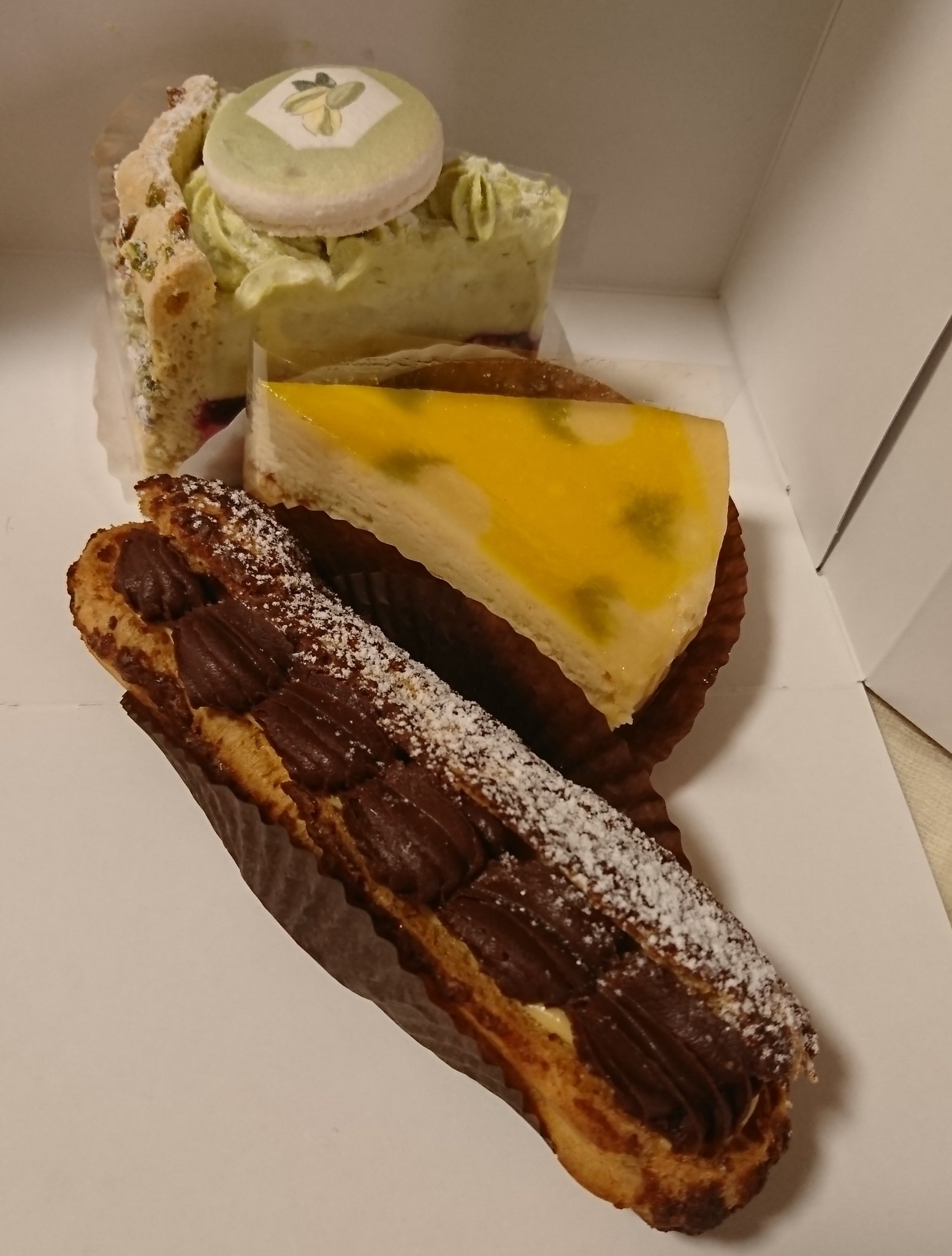 ダラシー ナイワー 明大前洋菓子店 タトル ピスタチオと赤い木の実のシャルロット チーズケーキ エクレア買ってみた 美味しいね 近所に美味しいケーキ屋さんがあるのは幸せだヽ ノ T Co Fejm3bv2kz Twitter