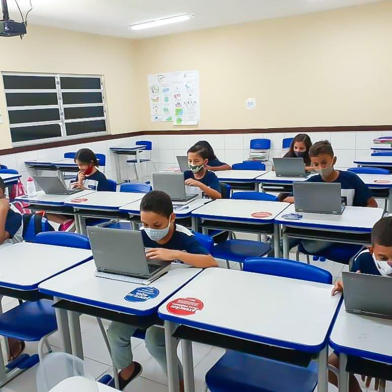 Clewinhocavalca's tweet photo. Encerramos mais uma semana de aulas presenciais em Pilar, essas fotos são da escola Suely Chagas onde os alunos estão utilizando os  Chromebook. 

Estamos trabalhando firmes, para avançar mais no IDEB, aumentar o conhecimento e aprendizagem dos nossos alunos. https://t.co/GtHljp8VF2