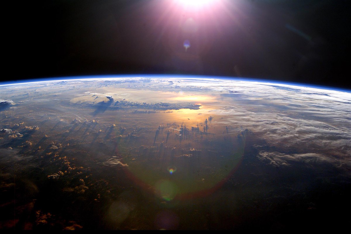 redditSpaceView's tweet photo. Seen from low orbit, Earth atmosphere seems so thin − NASA − 2048x1365 https://t.co/UJdNMM4qn3