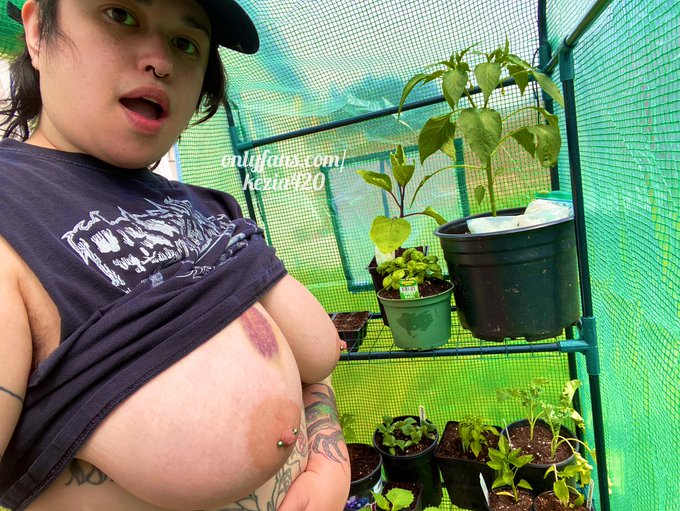 1 pic. new episodes of Naked Gardening for subscribers next week 👀🌱 https://t.co/9uBMLWoZu0