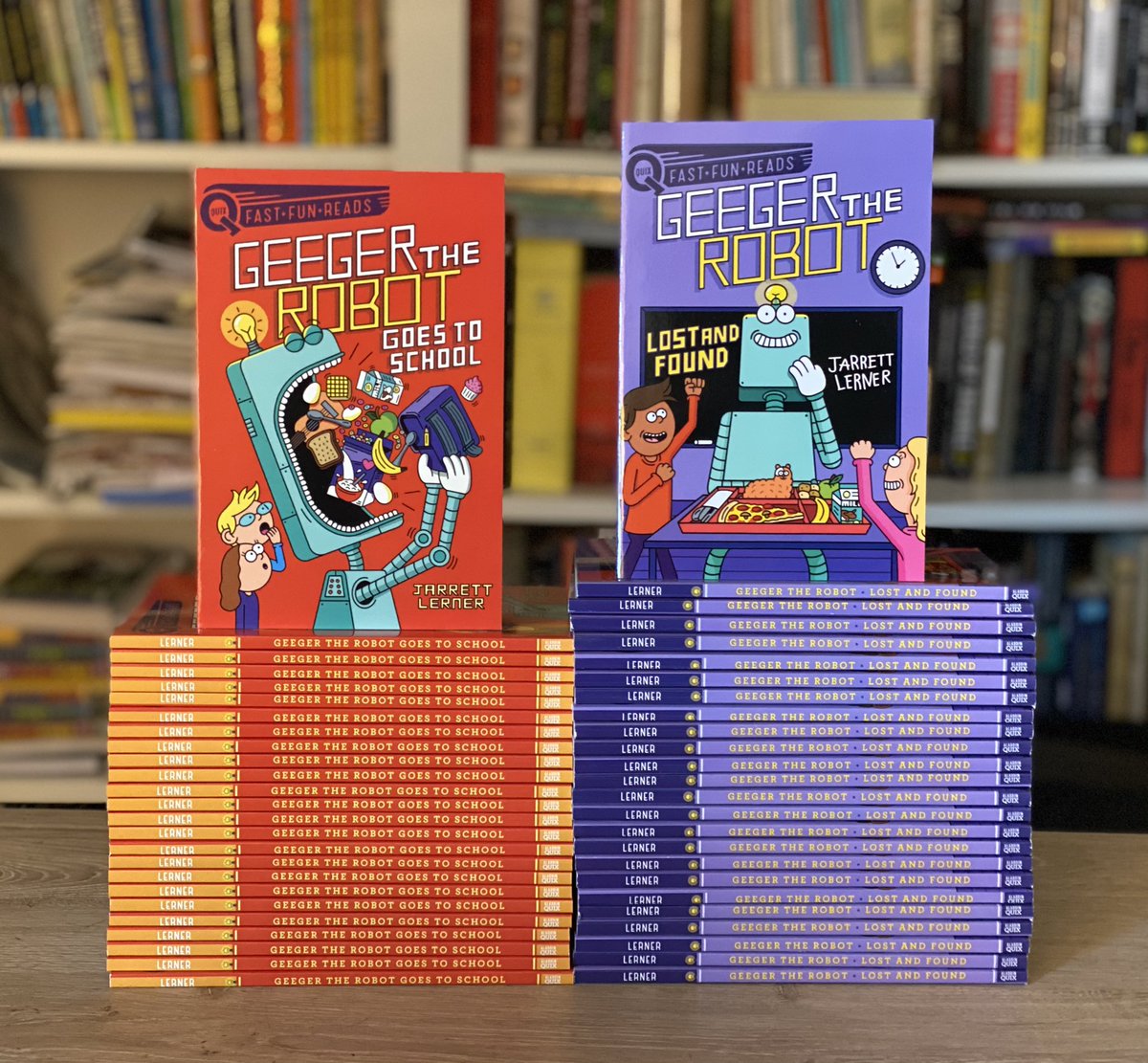 To celebrate yesterday’s inclusion of Geeger the Robot Goes to School on this year’s <a href="/SSYRAJR/">Florida SSYRA Jr.</a> list, here’s a giveaway of 25 copies of each of the first two books in the Geeger the Robot series!

To enter to win them, RT this tweet and follow me!

<a href="/FloridaMediaEd/">FAME</a>

🤖📚💛📚🤖