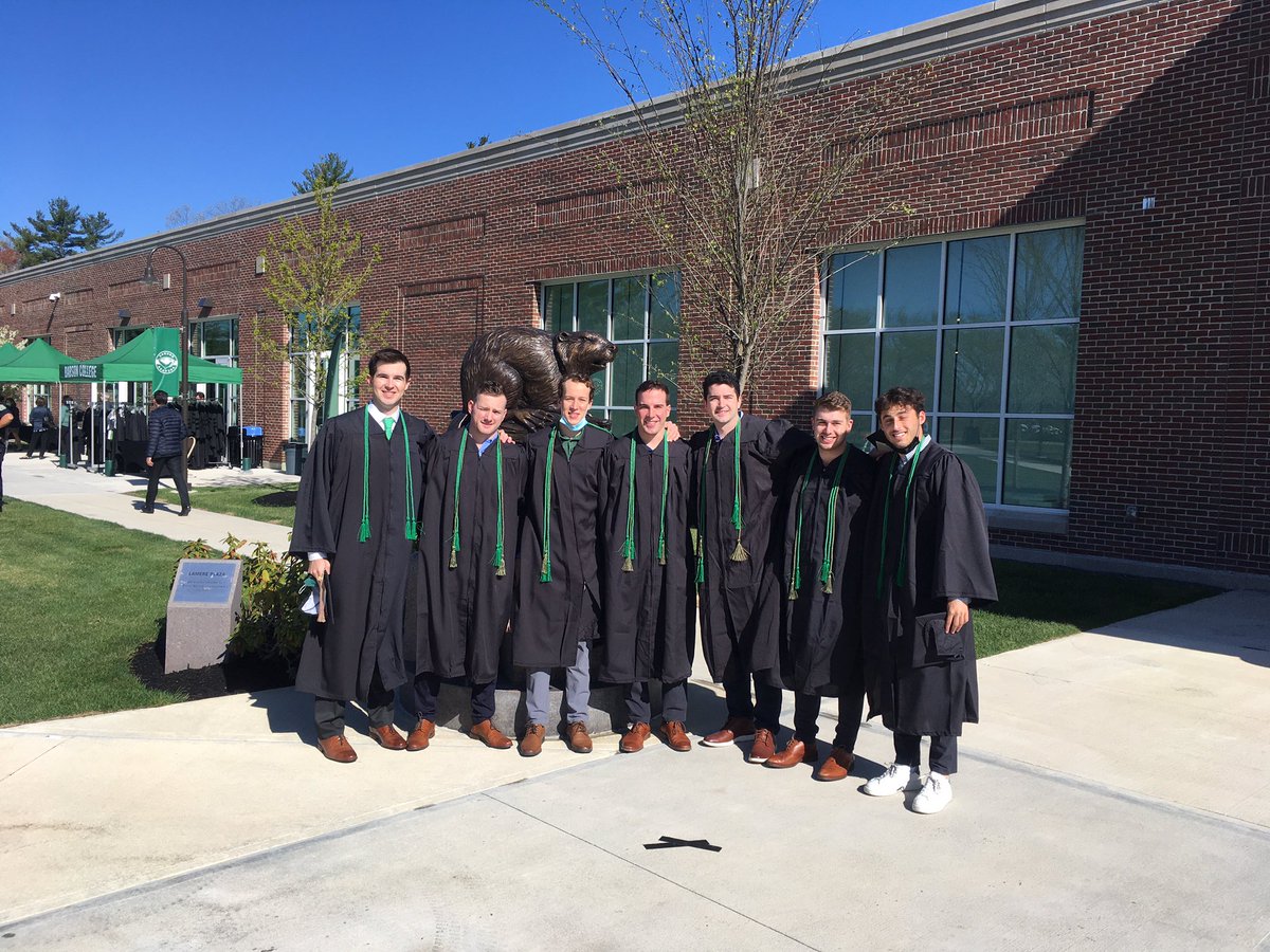 🎓Proud to see this group today

Great 4 years
➡️58-22-5 record in their 4 seasons

👀Undefeated SR season, 1st NCAA DIII team to play in the East, tremendous leadership

Incredible young men who are going to do great things in the years ahead
#thankful #hockeyisourbusiness