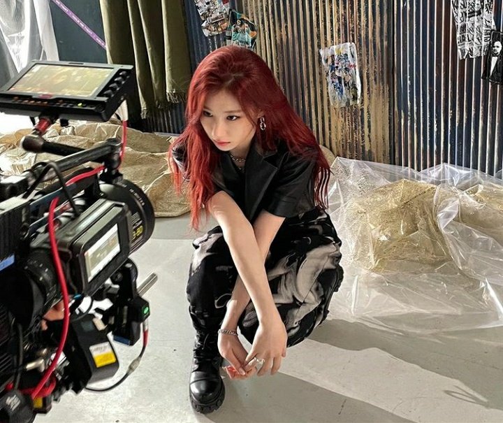 IM GONNR DYE SHES SO GORGEOUS