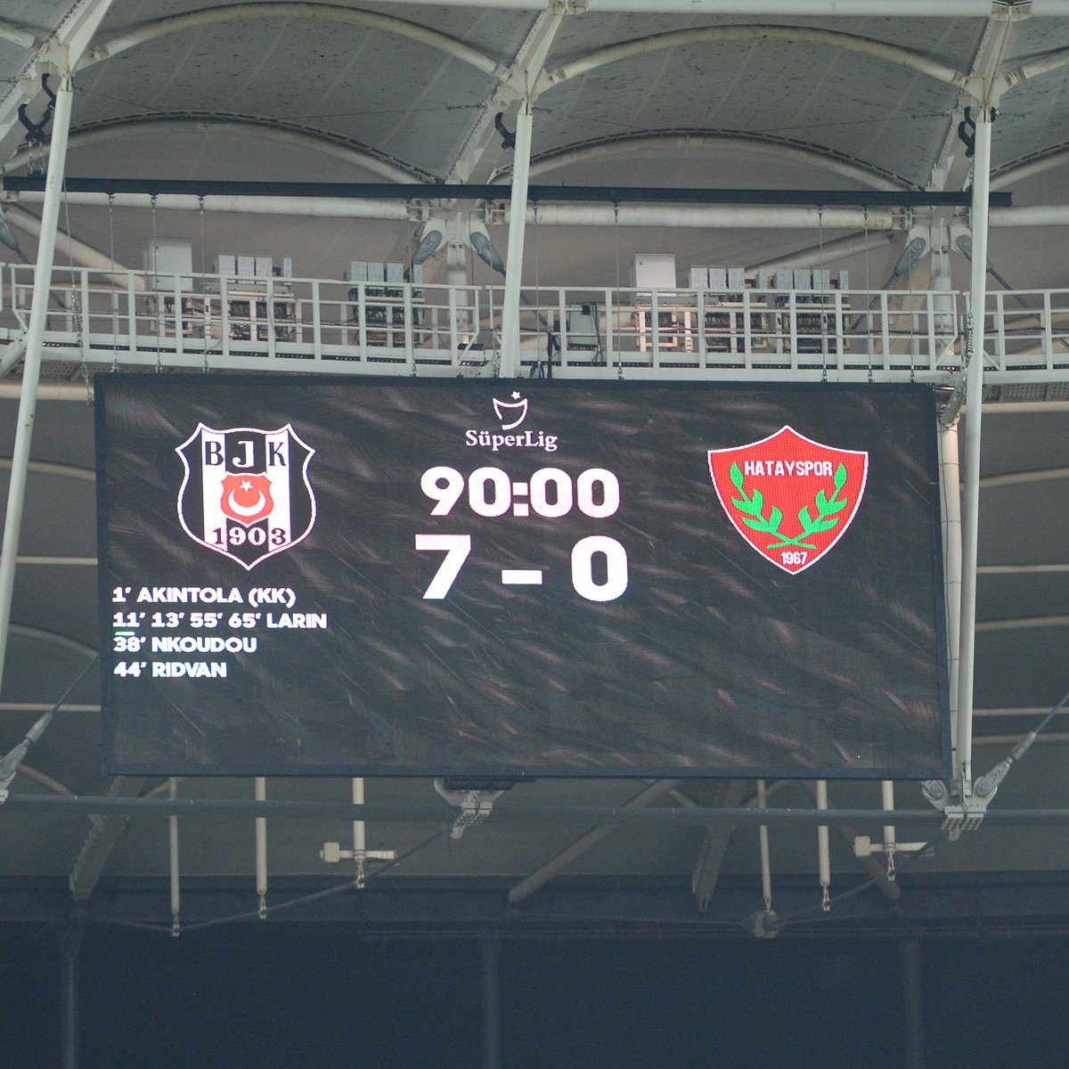 Vodafone Park'ta keyifli bir 𝐂𝐮𝐦𝐚𝐫𝐭𝐞𝐬𝐢 akşamı. 🥰

#BJKvHTY | #ArmandaSaklı