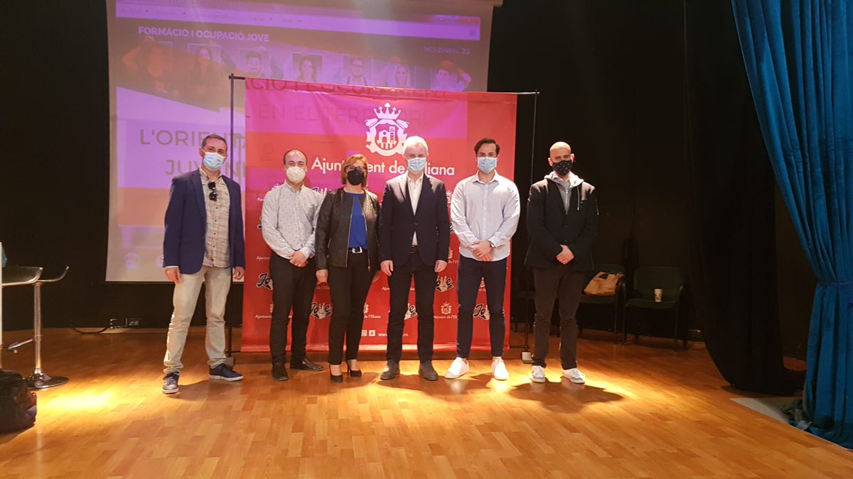Un lujo conocer diferentes historias de emprendimiento cercano, contadas por sus protagonistas en la Mesa organizada por L'Ajuntament de L'Eliana. Aplaudimos esta gran iniciativa. <a href="/MotivaCEE/">MotivaCEE</a> @momoccadesign <a href="/CoworkV/">Cowork Vilamarxant</a> <a href="/IesLeliana/">IES LEliana</a>