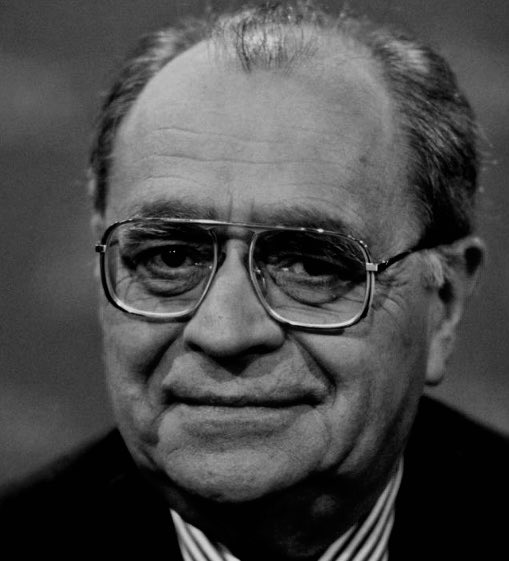 Enfant du peuple, il détestait les démagogues. Fils d’immigré, il était patriote. Autodidacte, il avait pour patrimoine son honneur. #PierreBérégovoy ne gouvernait pas pour plaire mais pour faire advenir la justice. Fierté de l’avoir servi et d’entretenir la flamme du souvenir.