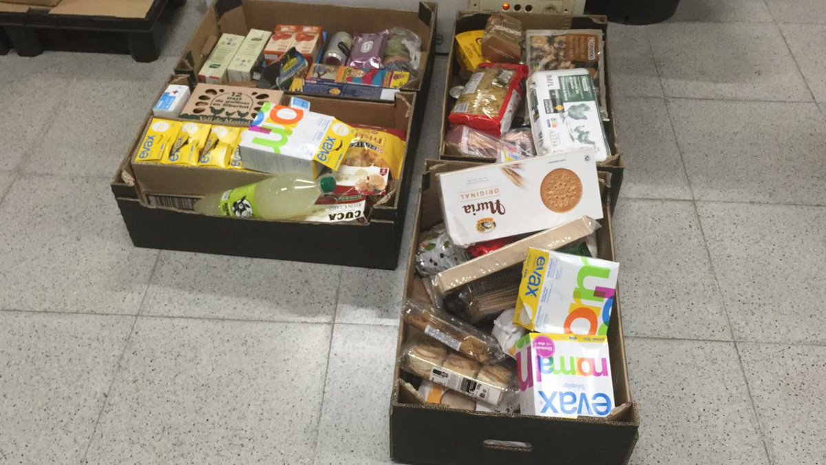 CVoluntaria's tweet photo. @caprabo Corbera com fa periòdicament ens ha lliurat tots aquests productes. Moltíssimes gràcies!!! https://t.co/80TWvgARke
