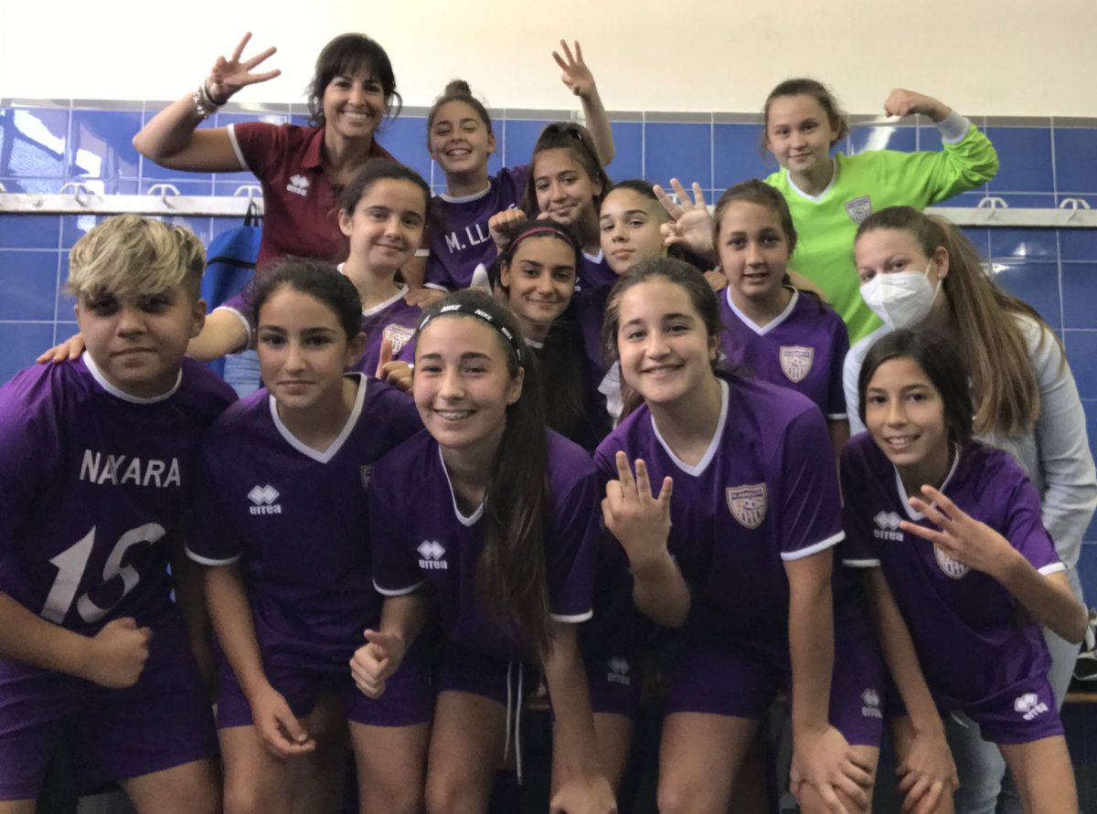 XerezFemFC's tweet photo. Bonita, trabajada y sufrida victoria la cosechada en la mañana de hoy por nuestras cadetes. 
Orgullosas estamos de todas por cómo han luchado ante las adversidades hasta el final. 
Abracito grande a nuestra capi Aguilar, esperamos que te pongas bien prontito. 

#OrgulloAlAndalus https://t.co/MysNPElhsM