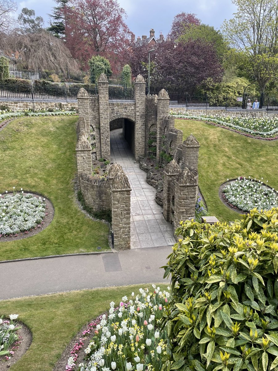 thecountyclub's tweet photo. White is the theme this year at the beautiful Castle grounds in #Guildford ⁦@SurreyPic⁩ ⁦@ExperienceGford⁩ ⁦@WeLoveGuildford⁩ https://t.co/QYdMcHBxRQ
