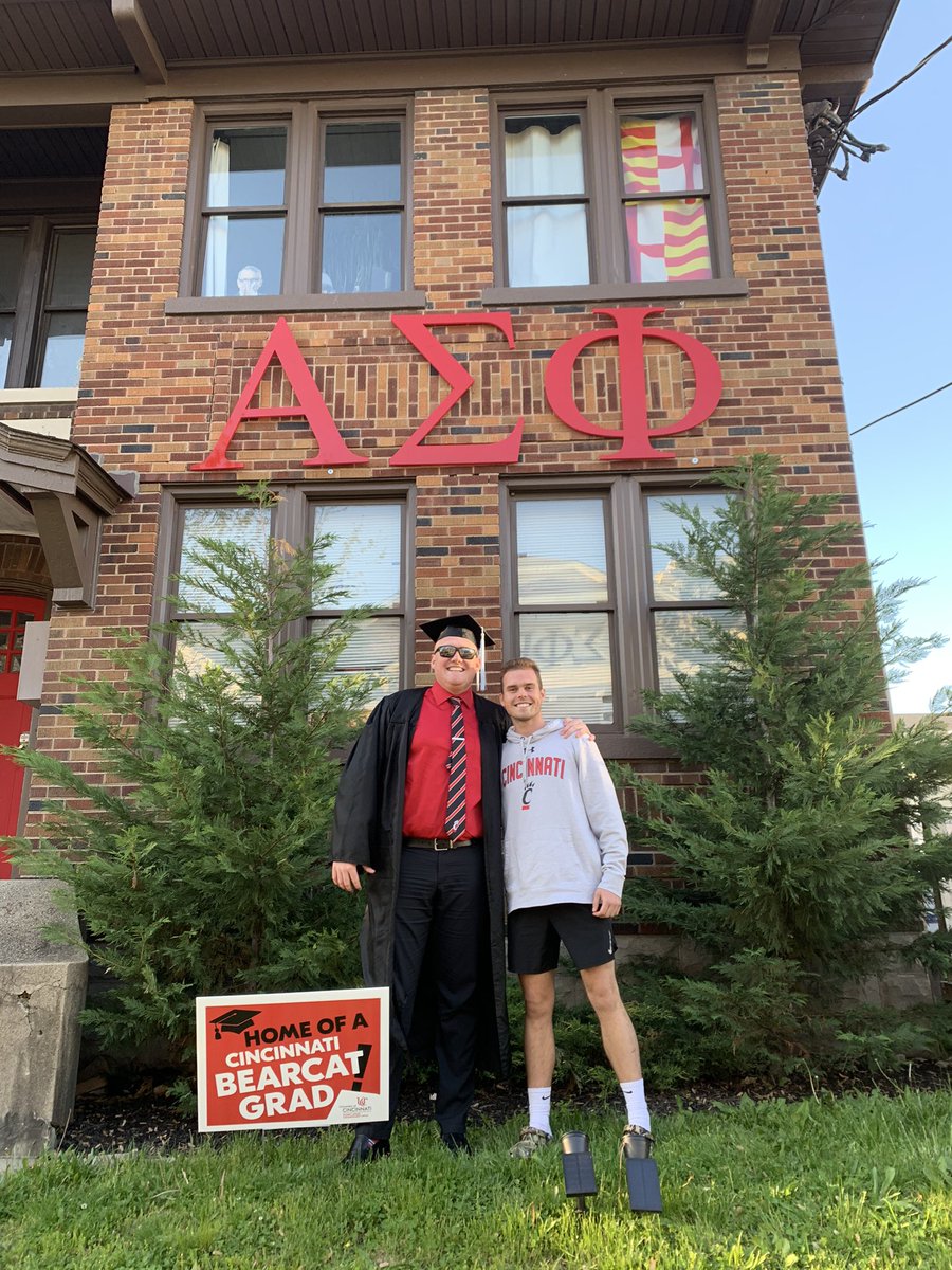 Happy graduation to all of our senior brothers! Congratulations on your academic achievements! Forever sigs!👨🏼‍🎓
