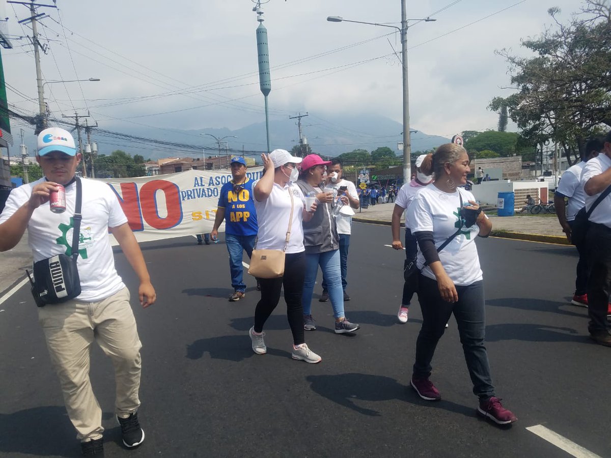 PulsoCiudadanos's tweet photo. Sindicato de Trabajadores del Instituto Salvadoreño del Seguro Social #STISS, inicia marcha con dirección a Casa Presidencial. Reporta Jazmín López. https://t.co/4UmdEBvPZ1