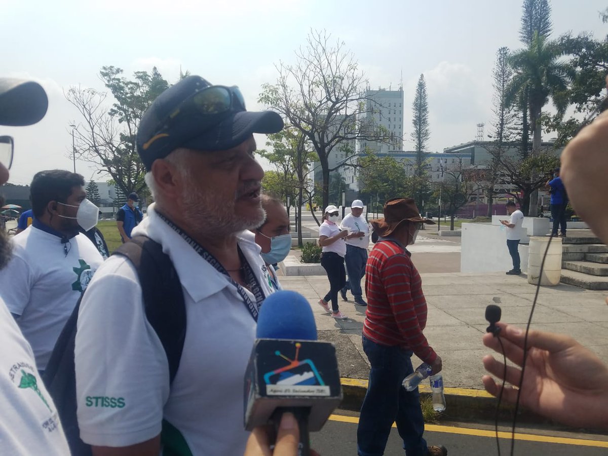 PulsoCiudadanos's tweet photo. Sindicato de Trabajadores del Instituto Salvadoreño del Seguro Social #STISS, inicia marcha con dirección a Casa Presidencial. Reporta Jazmín López. https://t.co/4UmdEBvPZ1