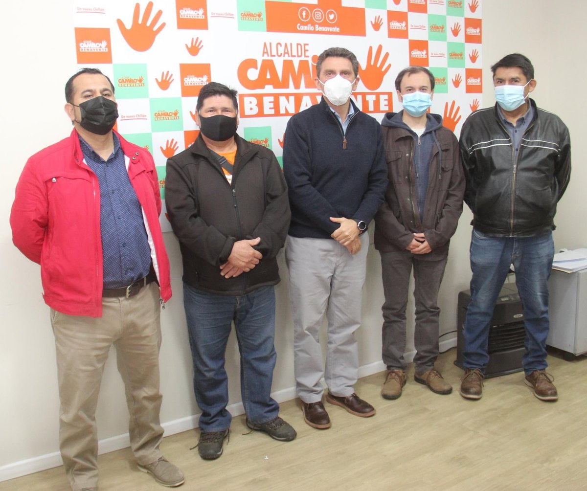 BenaventeCamilo's tweet image. Feliz Día a todos los trabajadores de #Chillán! Conversamos y desayunamos con Juan Núñez (Gremio de Recolectores Residuos Domiciliarios), Daniel Aranda (Sindicato Cencosud), Carlos Sepúlveda (Atención Primaria de Salud) y Luis Sánchez (Presidente CUT)! Grato y fraterno encuentro!