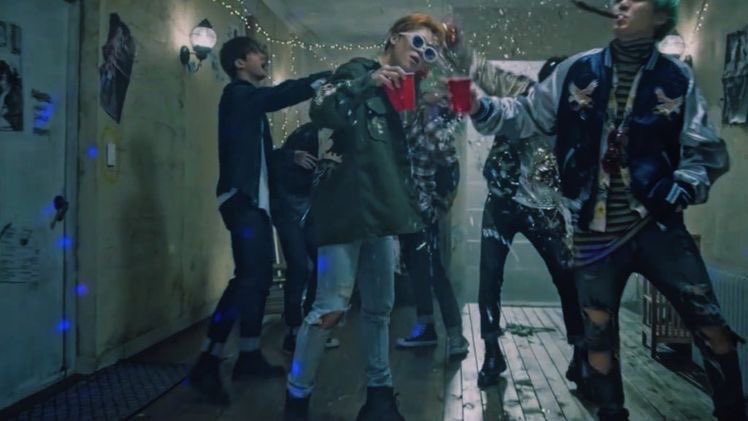 мино проект синий. Mino valley. клипы run. Run бтс 2015. Jin bts run mv.