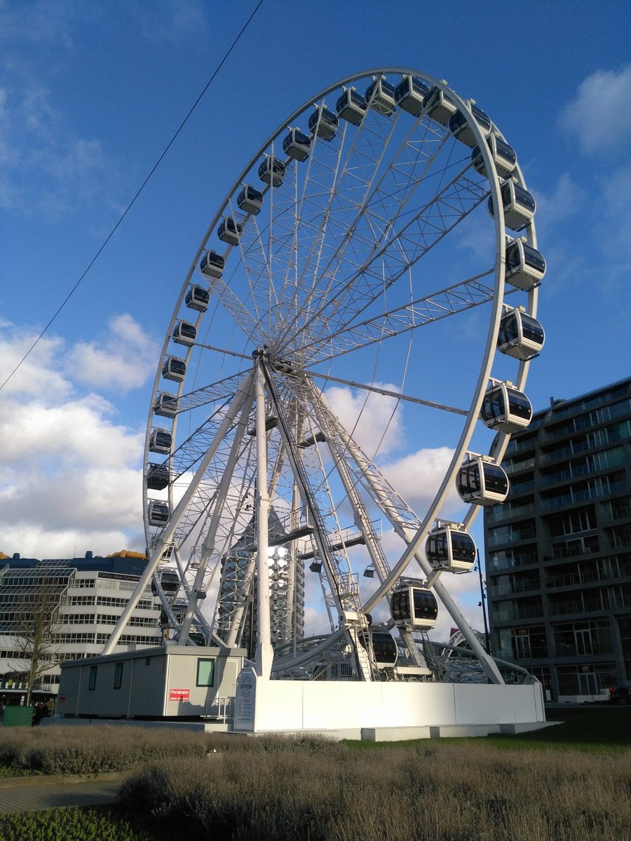 mochilean2's tweet photo. La noria de Rotterdam, un bello lugar a un costado del #markhal #Europa #viaje #travel #foto #photo #cultura #historia #arte #arquitectura #viajesporelmundo #viajarmehacefeliz #Holanda #PaisesBajos #travelblogger #Rotterdam https://t.co/8oKXkT2IL5