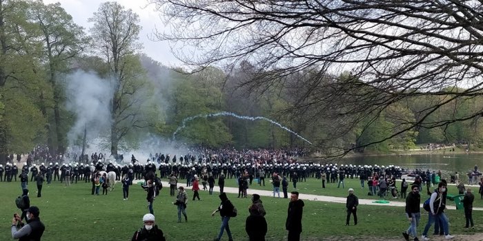 Bruxelles_City's tweet photo. La situation devient tendue. 
Gaz lacrymogènes déployés.
Tirs de feux d'artifices sur la police.
#LaBoom2 https://t.co/3MNoL6YMdr