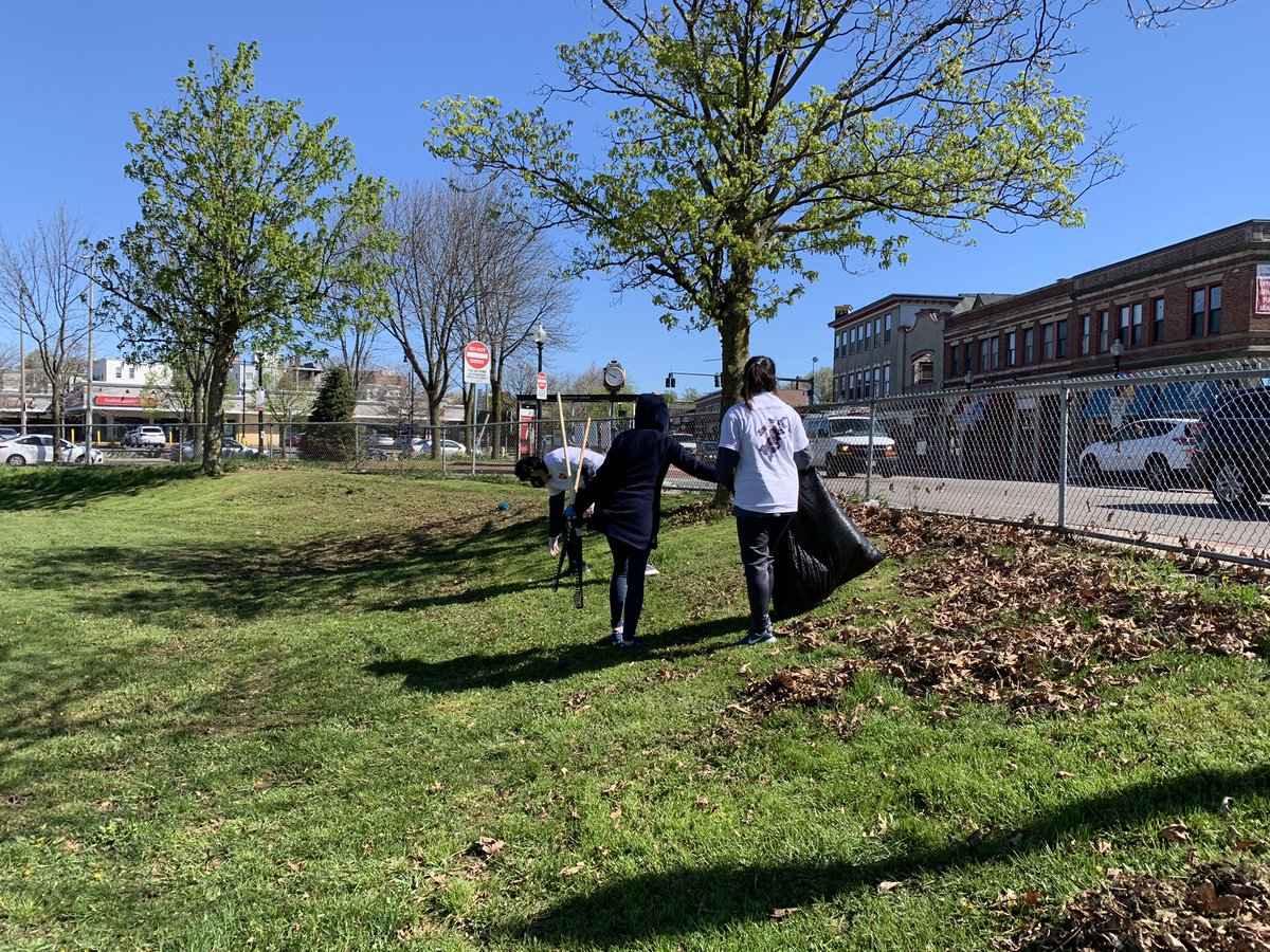 Lovely day for #LoveYourBlock spring cleaning 🧹with @ADSL_Sports and the Vietnamese American Community of Mass. at Town Field!! 

Huge thanks to @BosServOutreach, @BostonParksDept, @BCYFcenters, and @BostonPWD for helping beautify the Fields Corner area!!! #civicbos 🌷🌼🌹