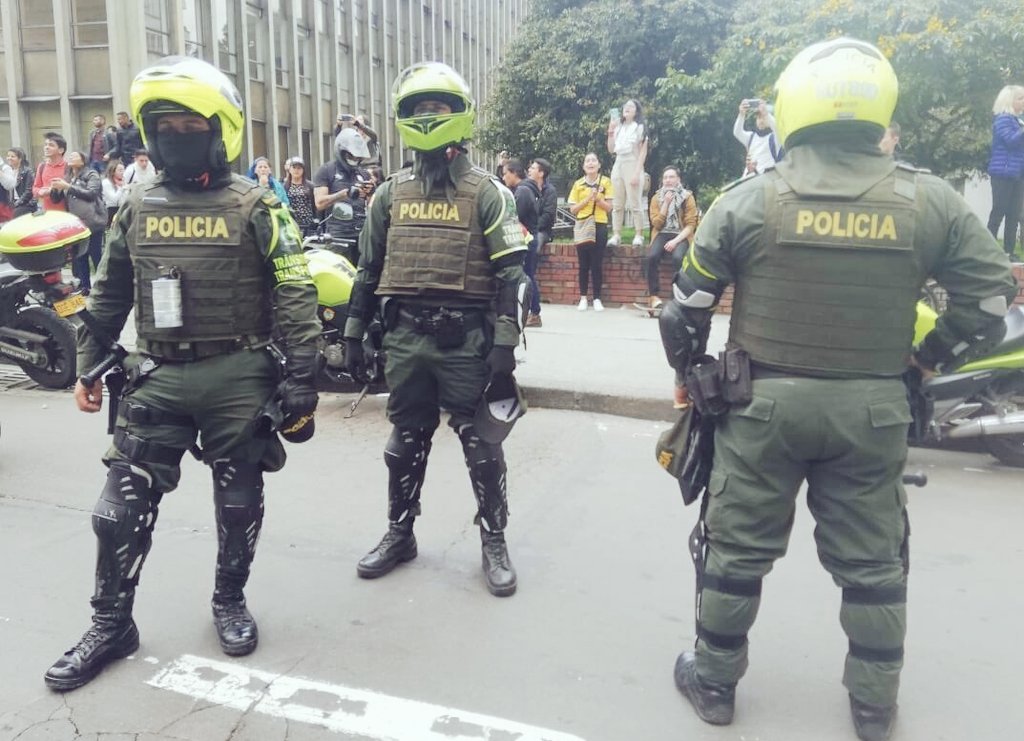 RubenPinzonHdez's tweet photo. Un policía sin identificación, no es policía, ¡es paramilitar! ¡Punto! #PoliciaCriminal #DuqueDictador #SOSColombiaDDHH #SOSCali #RCNMiente #RCNMentiroso #NosEstánMatando #ParoNacional #MalditoUribismo #UribismoCriminal #ParoIndefinido #Paro1M https://t.co/NUYDJo8Tev