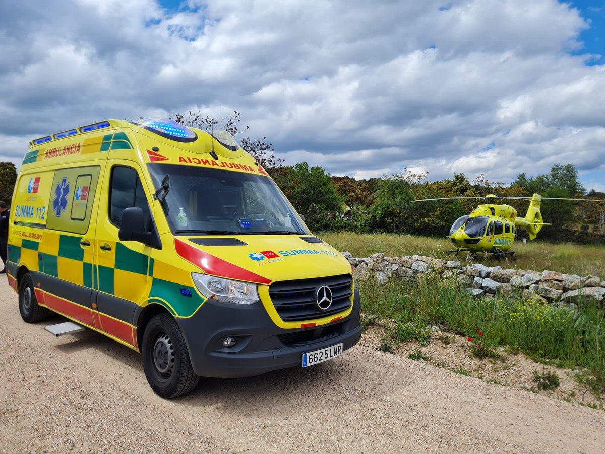 SaludMadrid's tweet photo. El #SUMMA112 ha movilizado esta tarde un helicóptero de #emergencias y una UVI móvil para ofrecer la respuesta más rápida en un #CodigoIctus con hemorragia de una mujer en Navalagamella. Ha sido trasladada al hospital #PuertadeHierro

#urgencias #Madrid https://t.co/Aw5tFxPutZ