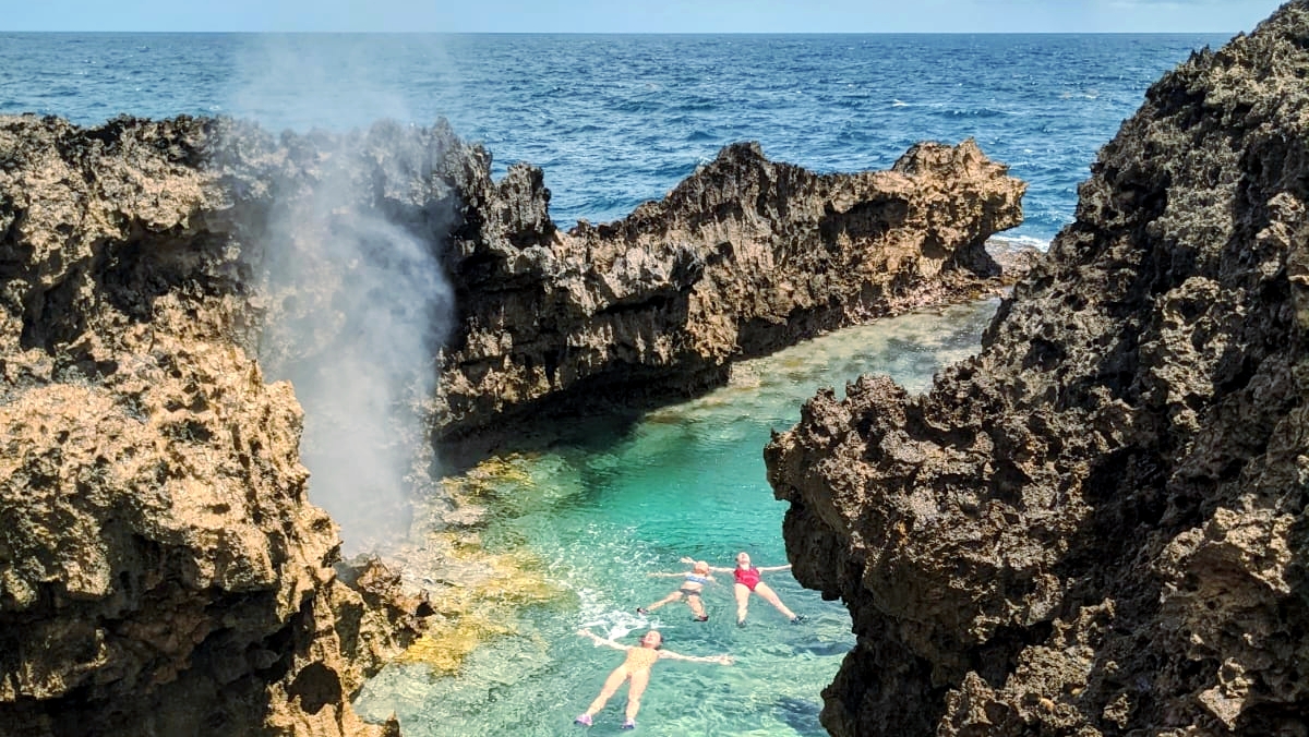 🌴Encore un spot trop canon, une vraie piscine naturelle💚en Guadeloupe. 
.
.
.
.
.

#secretspot #guadeloupe #gwada #caribbean #travel #caraibes #antilles #guadeloupeislands #fwi #nature #beach #island #sea #sun #paradise #voyageenfamille #blogvoyagefamille #bougerenfamille