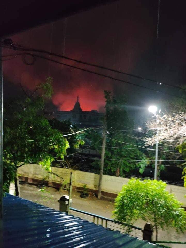 TW//Fire

1.5.2021 Around 10:27PM, In Mandalay, Fire Broke Out at Sein Pan Ward Administration Office (41&91 steet). Firefighters and civilians can’t come to put out the fire cuz of the Terrorists opened gunshots. 

#May1Coup 
#WhatsHappeningInMyanmar https://t.co/bU0u9UYKfa