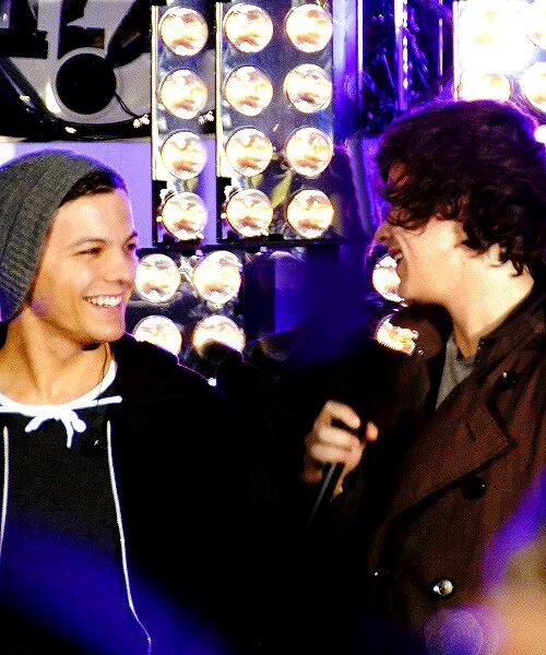 Louis really only has eyes for Harry! ~A thread~