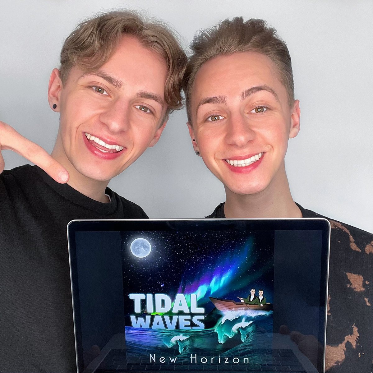 Newhorizontwins's tweet image. Such a huge step in our journey! 
Our first single ‘Tidal Waves’ is available everywhere NOW and we couldn’t be happier about it! 
It would be amazing if you could all show us some support by downloading and streaming our song by clicking the link in our BIO💜💚🌊 #tidalwaves