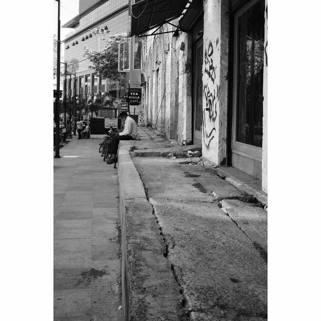 Follow me @_krishnar 

.⁣
.⁣
.⁣
.⁣
.⁣
#Photographerlifestyle #Streetphotograpyinternational #Streetphoto_Greatshots #Streetphotographyintheworld #Streetphotographyjournal #Streetphotographynow #Ig 
#Fujix100V #Fujifilmx100V #Myfujifilmlegacy #X100V… instagr.am/p/COVftN6nC65/