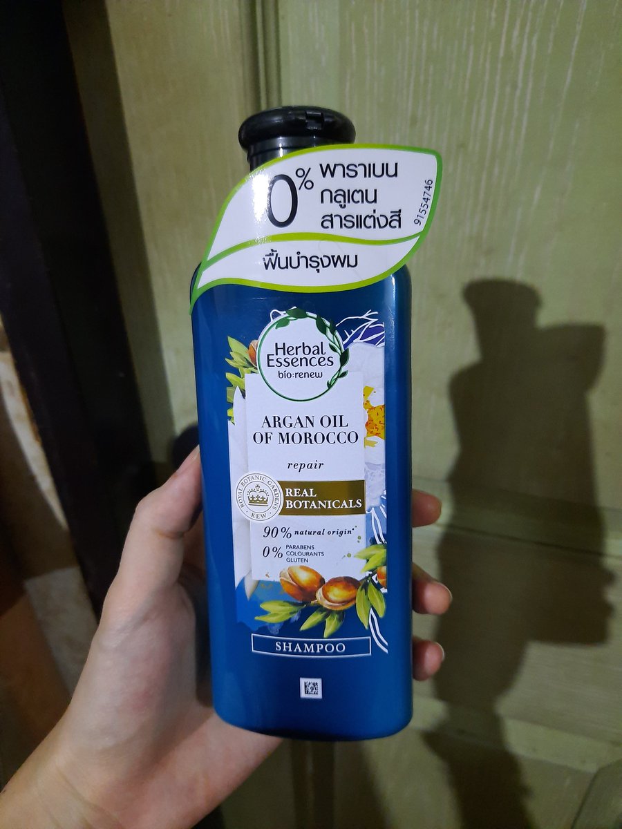 paryreview's tweet photo. แชมพูขวดนี้หอมมากเลยอ่ะ Herbal Essences หอมแบบน้ำหอมกลิ่นแคนดี้ไฮเอนด์อ่ะ หวานละมุน ดมเพลินมาก หอมติดผมด้วย ปกติเราเป็นคนที่กลิ่นใด ๆ ไม่ติดผมเลย อันนี้หลังสระเสร็จยังหอมอยู่ ชอบมาก รู้สึกสะอาดดีด้วย ดี! ชอบ!

#ใช้จริงรีวิวจริง  #แชมพูผมหอม #ใช้ดีบอกต่อ https://t.co/cHrPUS9ExN