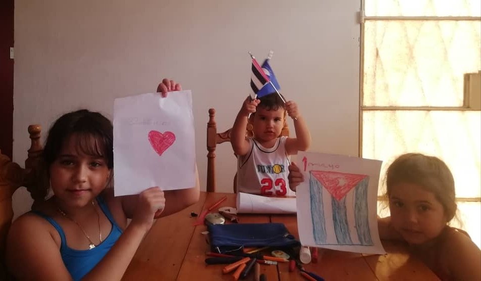 Nany880630's tweet photo. Nuestra familia celebra el #DiaDelTrabajador. #UnidosHacemosCuba #VivaEl1roDeMayo https://t.co/FailKAF5lQ