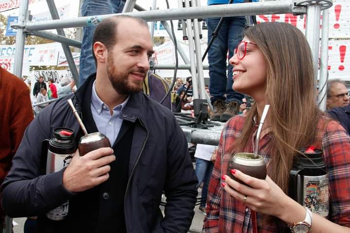 PatriciaSoria_'s tweet photo. Cómo se extraña ir a la plaza junto al @PITCNT1
Saludo especialmente a trabajadores/as de la salud, a quienes en sus rubros se han visto afectados por esta pandemia, a quienes están sin laburo y a las mujeres que con malabares cumplen con todo. 
Salú y FUERZA Pueblo trabajador! https://t.co/neFLNHQZog