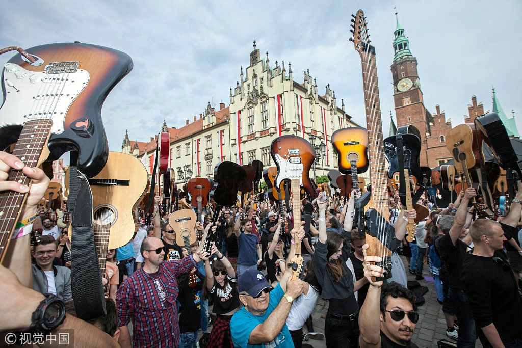 anecdotariorock's tweet photo. Tal día como hoy, en el 2006, 1.581 guitarristas se reunieron en una ciudad de Polonia para tocar juntos la canción "Hey Joe" y romper un Récord Guinness. https://t.co/jFVer5VHgN