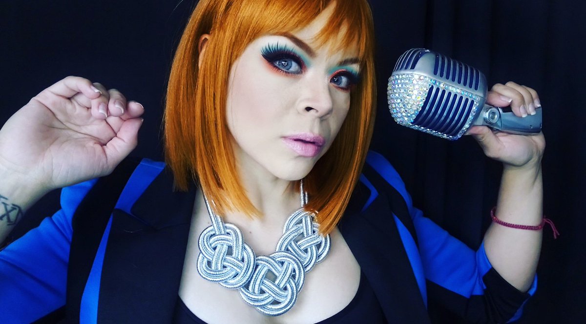 Sabadabado 😃🎙️🎶✨💙🧡
#SuzyV #SuzyRxn #freelancesinger #cantanteprofesional #agradecida #lovemyjob #lovesingin #happy #standingtall #orangelove #lovemakeup