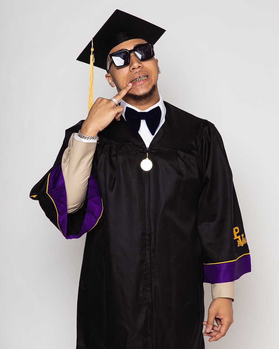 They know I’m the man, so they watching me👨🏻‍🎓🍾
•
•
•
#PVGradSwag #PVAMU #PVCON #PVGrad #HBCUGrad #HBCUPride #PV21 #BlackNursesMatter #NurseSwag #Murse #PVAMU