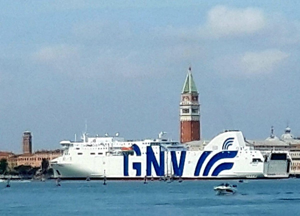 NO a navi o traghetti superiori a 40 mila tonnellate. #VeneziaChievo #BASTA