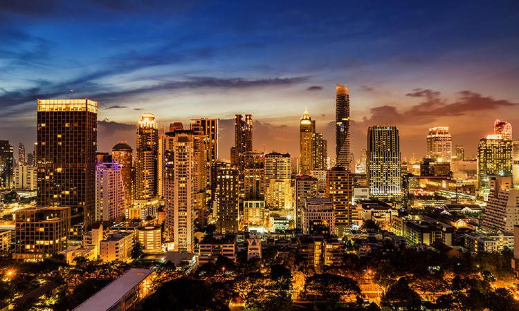 Another Saturday night when I imagine I'm standing, drink in hand, drinking in the sight of one of our dazzling African cities. Tonight it's the City of Gold - Johannesburg - rising up very much like a golden version of Manhattan.
