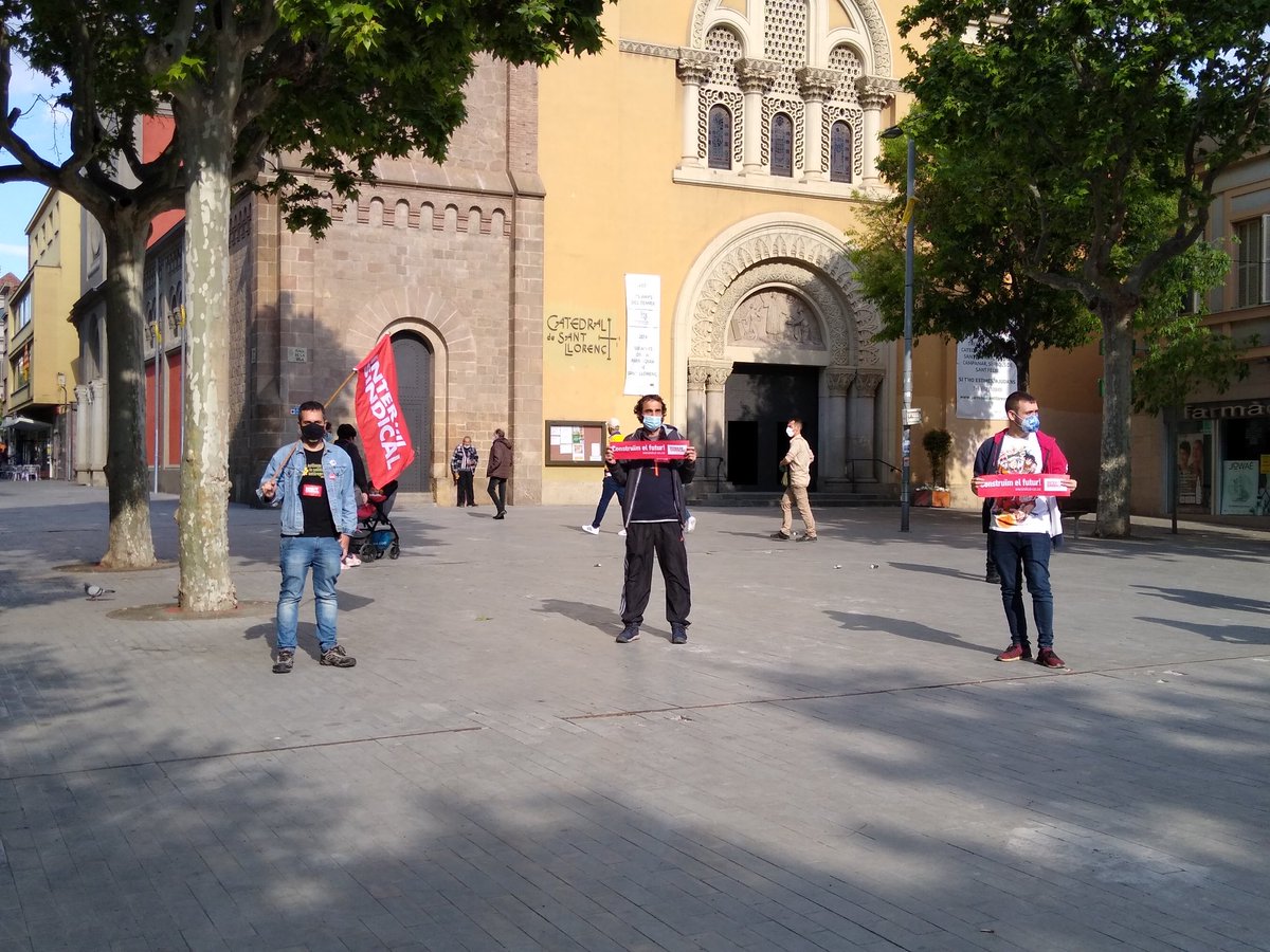 Aquesta tarda ens hem concentrat a la plaça de la Vila de Sant Feliu de Llobregat per reivindicar els drets laborals de la classe treballadora. #1demaig2021 #ConstruimElFutur #RepublicadelTreballDigne 

[FIL]