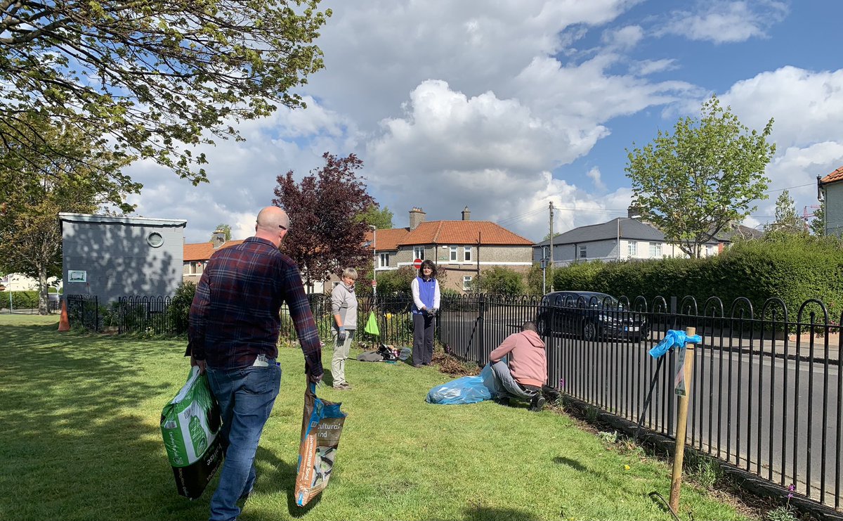 MarinoLiving's tweet photo. More perennial pollinators &amp; native wildflower seeds planted this morning by our team @PollinatorPlan #microsoftcommunitychallenge #thrivingcommunities https://t.co/NkW893Er6f