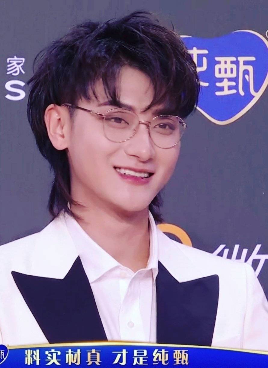 Happy birthday Thank you for being in my life
Thank you for being HUANG ZITAO     