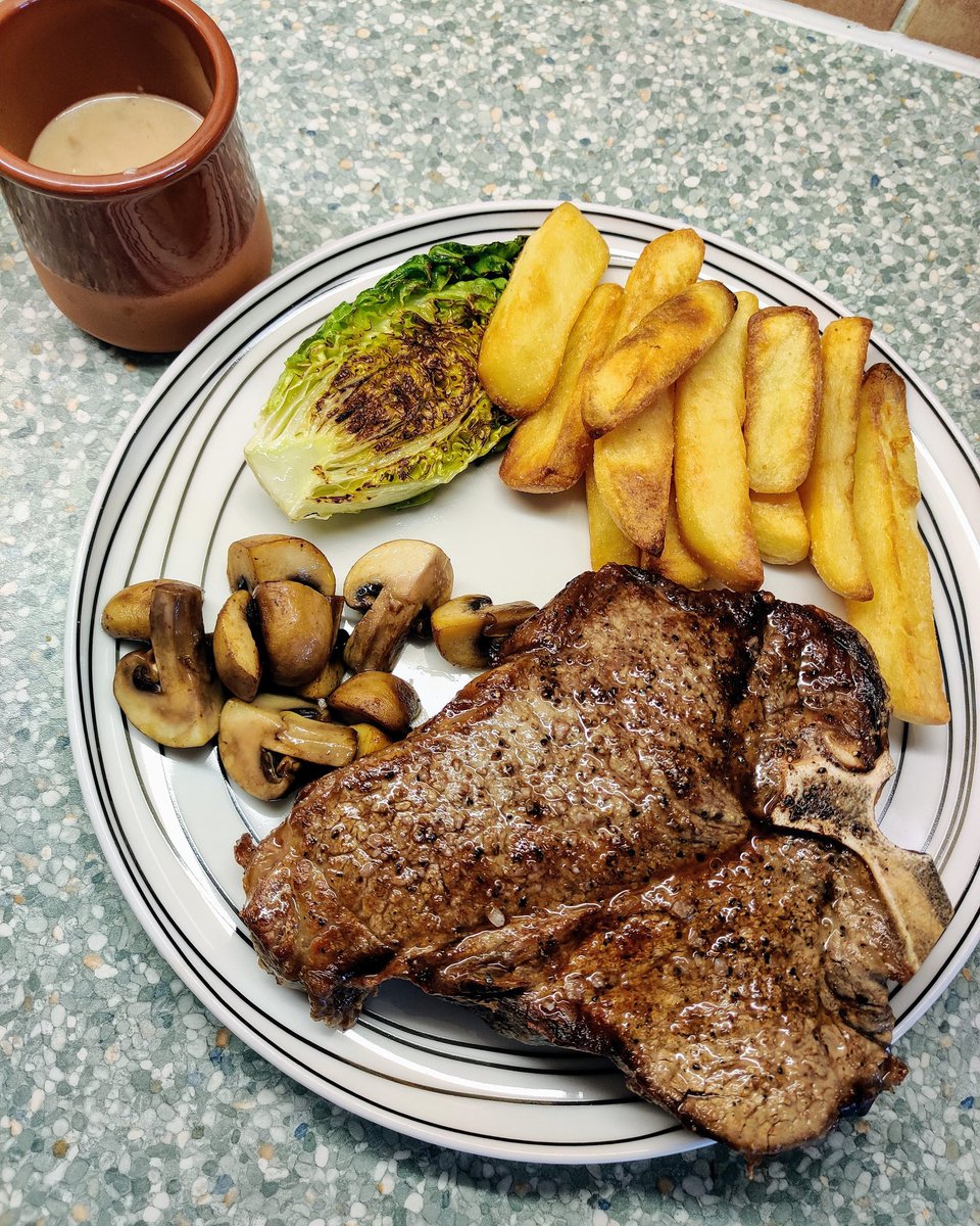 PoetSimon's tweet photo. T-Bone with Diane sauce
#food #foodporn #homecooked #IMadeThis #homemade #fresh #steak #tbone #FATchips #DianeSauce #mushrooms #meat https://t.co/Lu3ifuFTTd