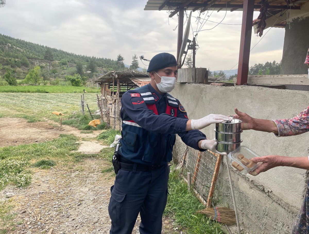 📍KALE

Valimiz Sn. @alifuatatik koordinesinde #VefaDestekGruplarımız, vatandaşlarımızın ihtiyacını karşılamak için 7/24 hizmet vermeye devam ediyor. Mübarek #Ramazan ayında hergün yaşlı, engelli ve dar gelirli 350 vatandaşımız için sıcak yemek hizmeti veriliyor.

<a href="/suleymansoylu/">Süleyman Soylu</a>