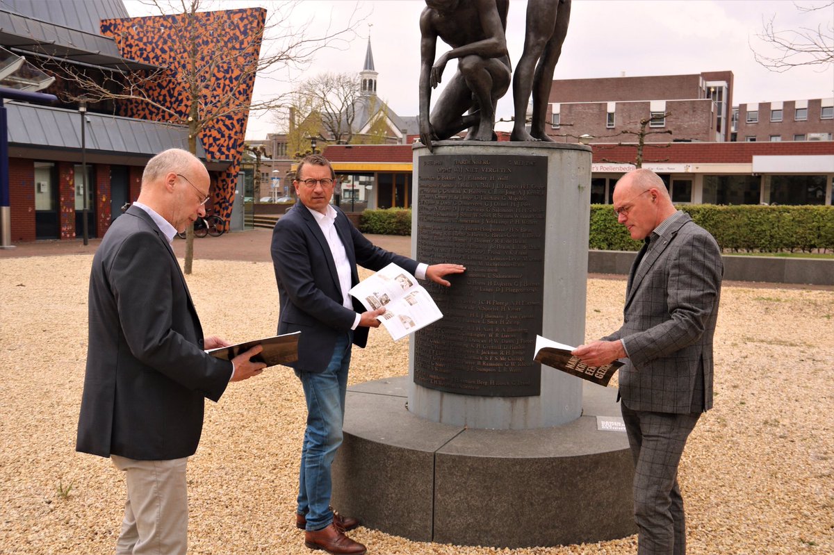 Het 4 mei comité Hardenberg heeft vrijdag het eerste exemplaar van het boekje ‘Namen krijgen een gezicht’ overhandigd aan burgemeester Offinga. Het bevat foto’s die horen bij de namen op het oorlogsmonument van Kees Verkade. Binnenkort op te halen bij de hist.ver. Hardenberg.