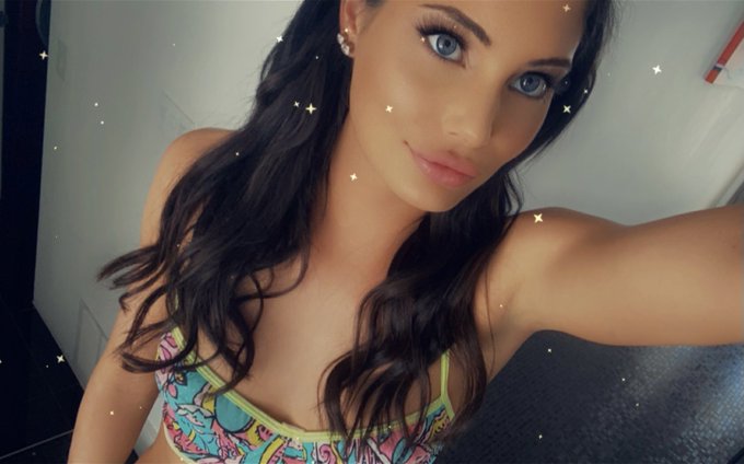 Set selfie 😽 https://t.co/ZE4W6r06dX<a href="/tag/mvsales"class="tags"><span>#mvsales</span></a>